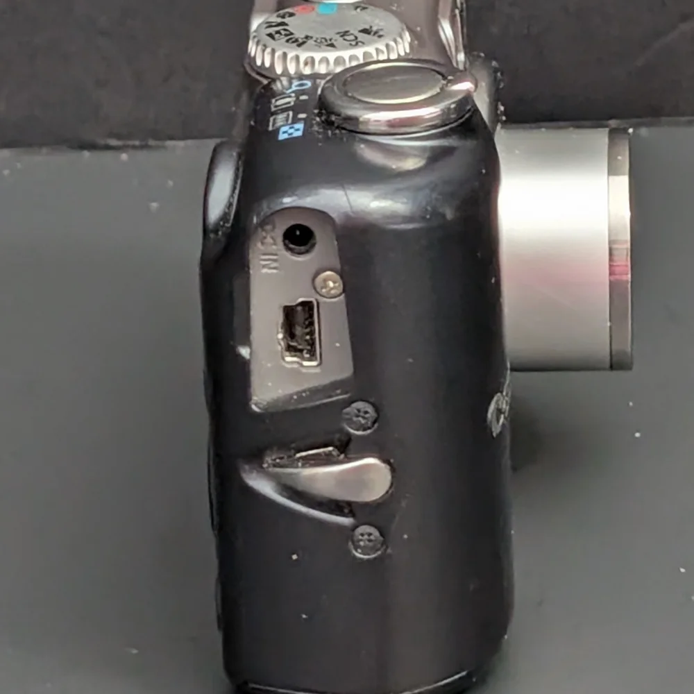 Canon PowerShot A1000 IS PC1309 10 MP optical zoom camera FOR PARTS ONLY 22026D4
